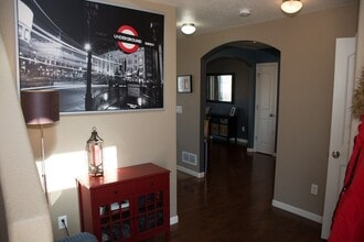 Building Photo - Beautiful 3 bedroom 2 1/2 bath