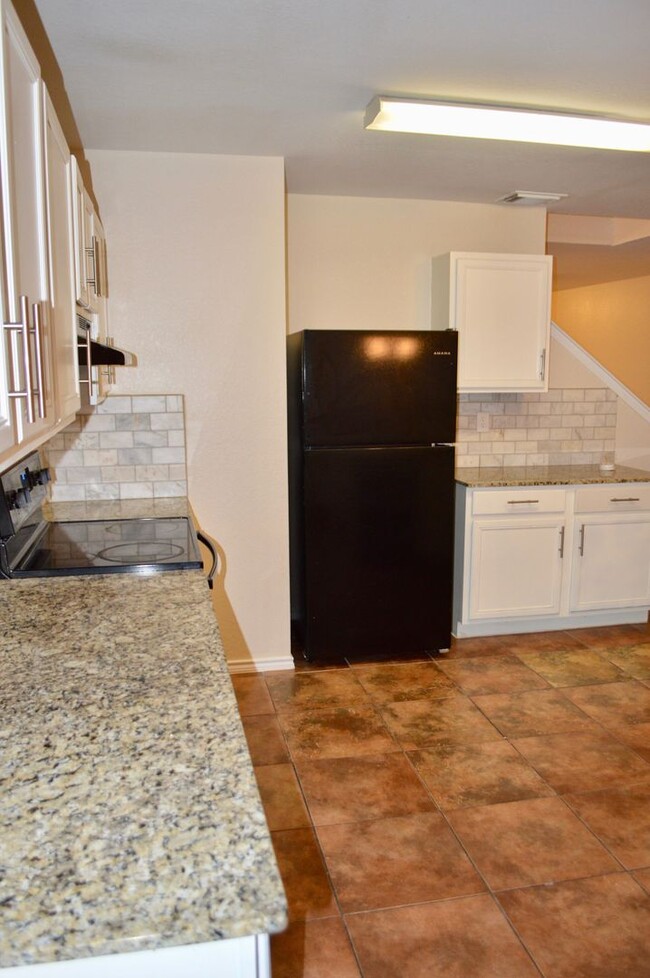 Building Photo - Beautiful remodeled 4 bedroom 2.5 ready to...