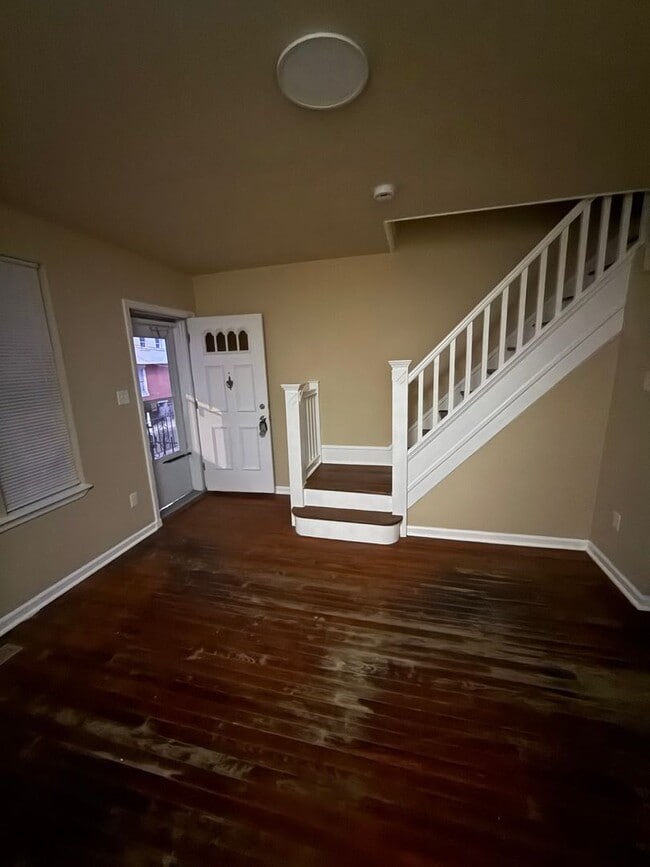 Building Photo - Beautiful 3 bedroom house