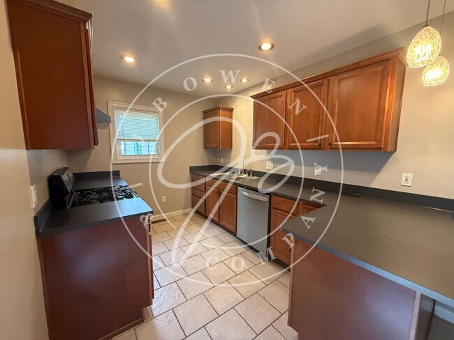 Building Photo - Charming 4 bedroom 2 bathroom close to the University of Toledo.