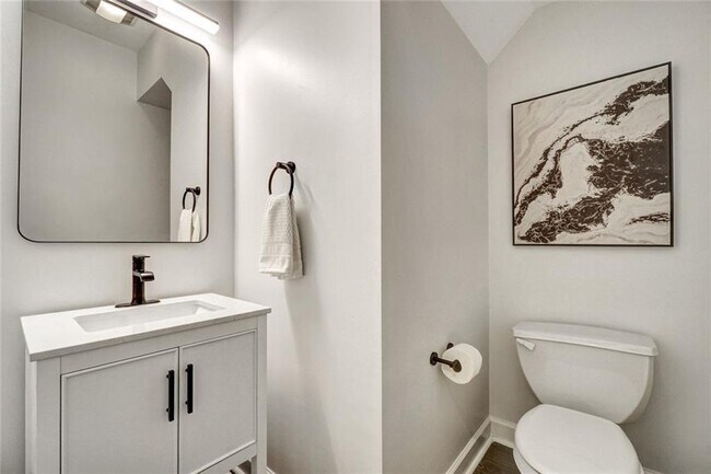 Building Photo - 702 Surrey Park Pl SE