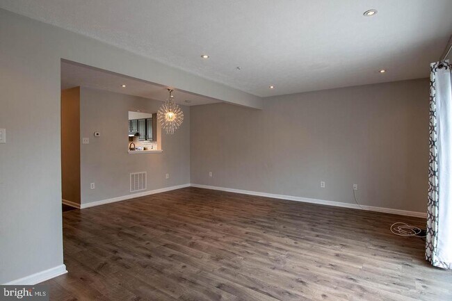 Building Photo - 5620 Queen Anne Ct