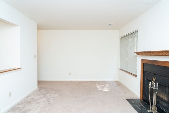 Building Photo - 2 Bedroom Townhouse Available in July