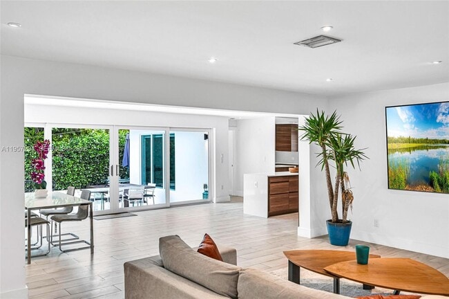 Building Photo - 1080 NE 104th St