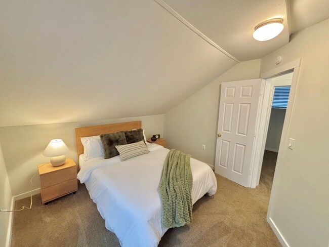 Building Photo - Furnished 2bd | Free internet 1 year!