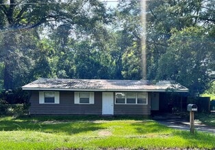 Building Photo - 3515 Falcon Dr