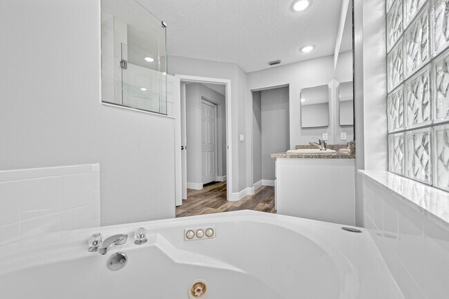 Building Photo - 3033 SE Brierwood Pl