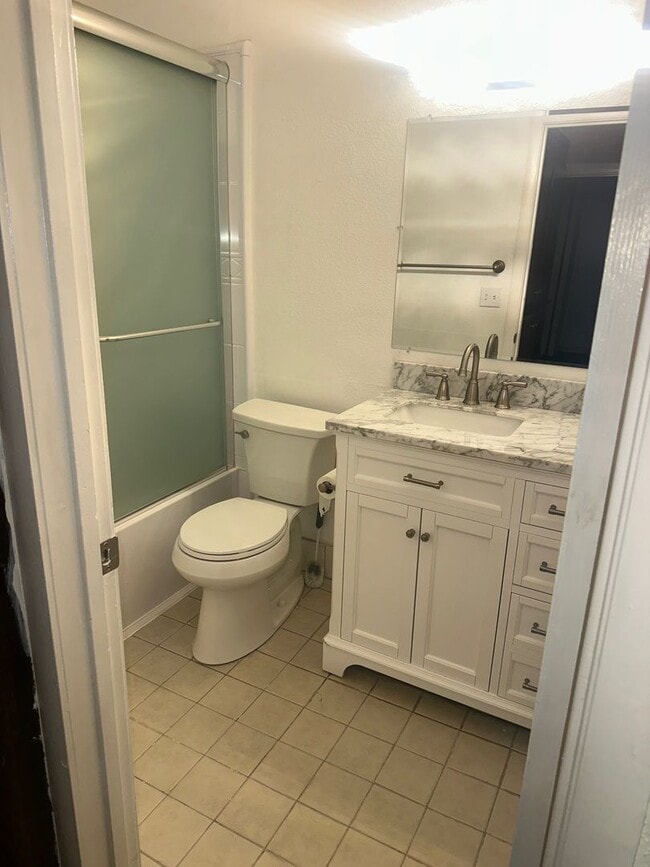 Building Photo - Remodelled Duplex With Lincoln Schools