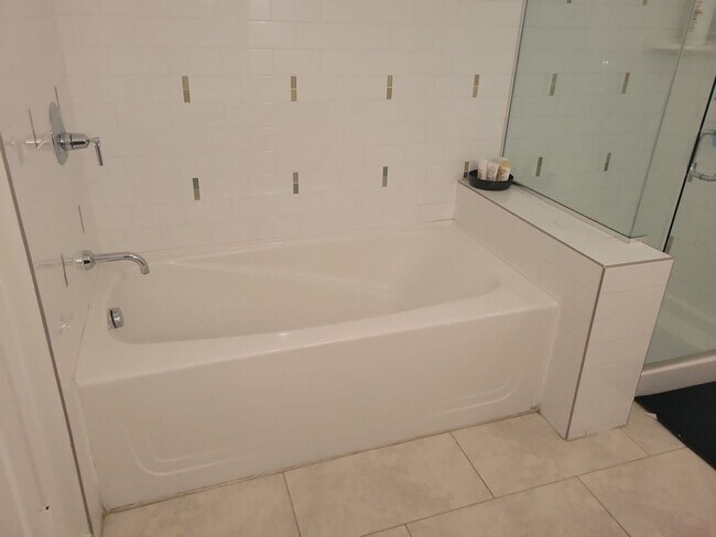 Building Photo - Stunning studio in Lake Las Vegas