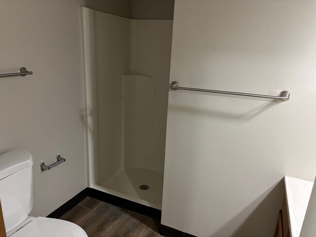 Building Photo - 3 Bedroom/2 Bathroom Apartment!