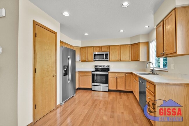 Building Photo - Beautiful home with 4 BR, 3.5 BA, 2 CAR wi...
