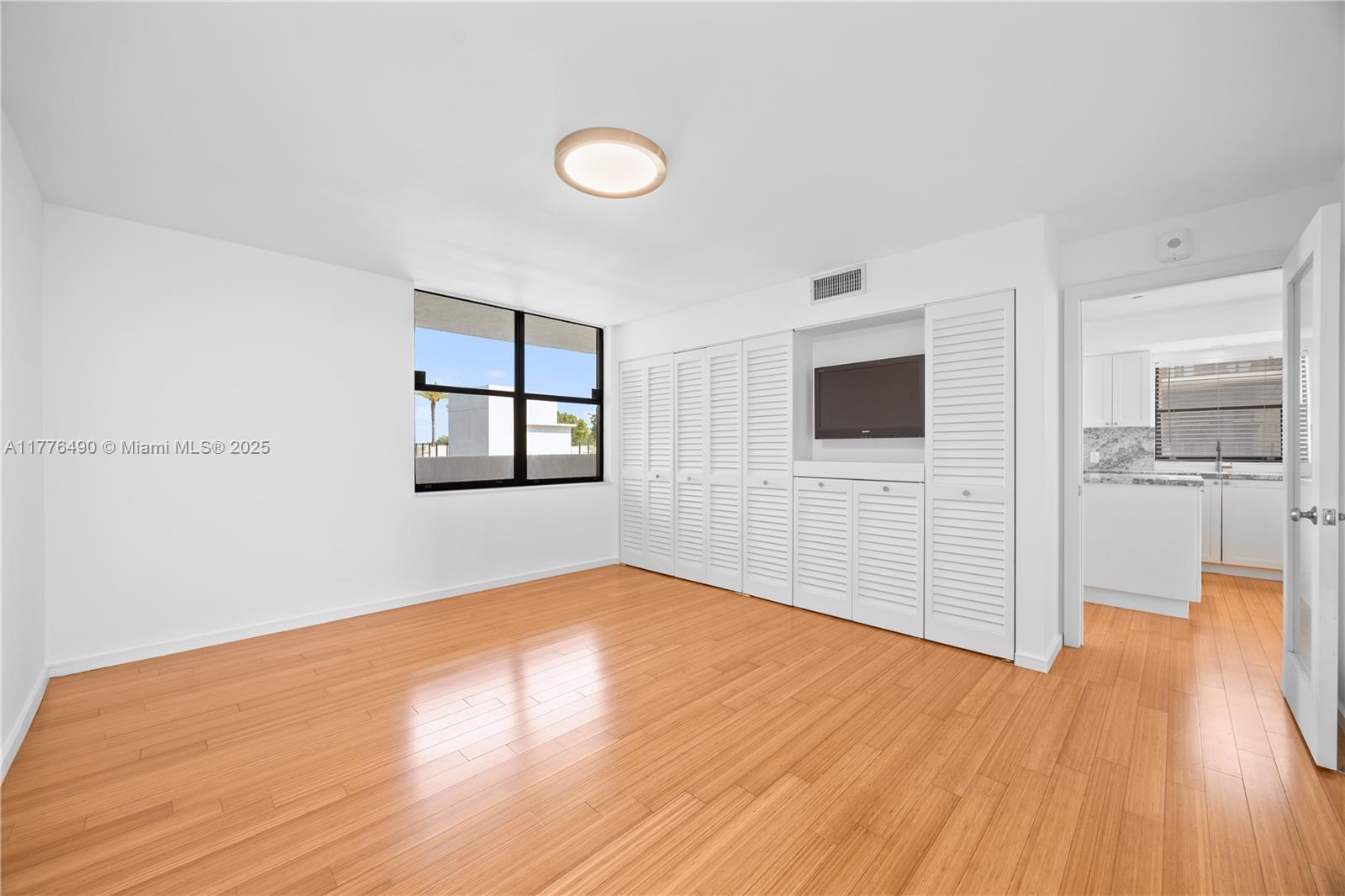 Building Photo - 1632 S Bayshore Ct