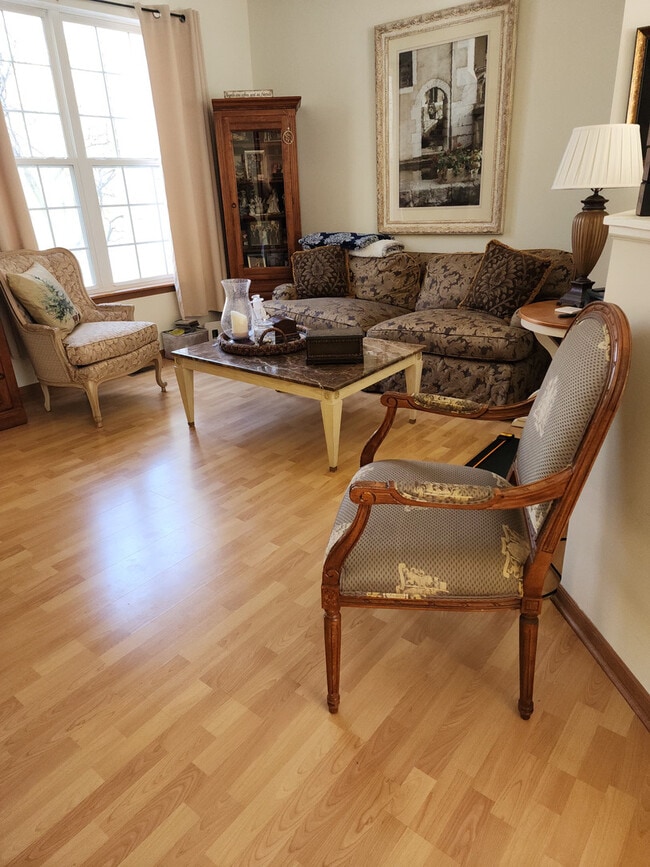 Building Photo - 1542 Sauganash Ct