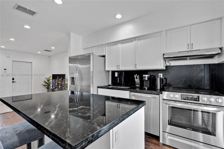 Building Photo - 1001 NE 110th St