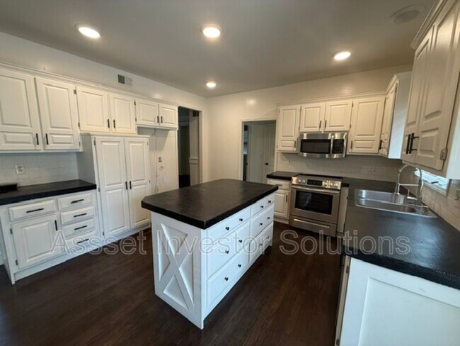 Building Photo - 8004 W 144th Pl