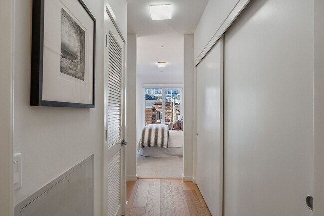 Building Photo - SoMA: Stylish 1 Bed Condo w/ Designer Finishes, Google Fiber, Bike Storage & Shared Roof Deck
