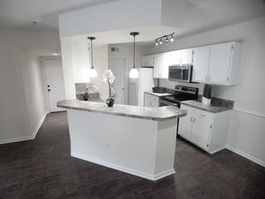 Building Photo - Gorgeous 1/1 Condo for Rent at The Crest close to UCF and Valencia College.