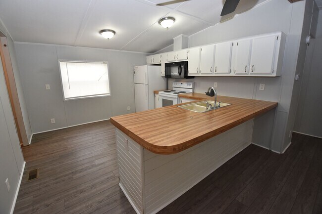 Building Photo - 2 Bedroom Waterfront Home in Riley Village