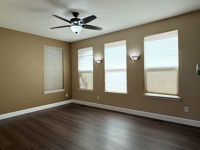 Building Photo - Gorgeous Reunion Home Features 4 Beds/2.5 Baths and Large Backyard. Close to Shopping, Dining and...