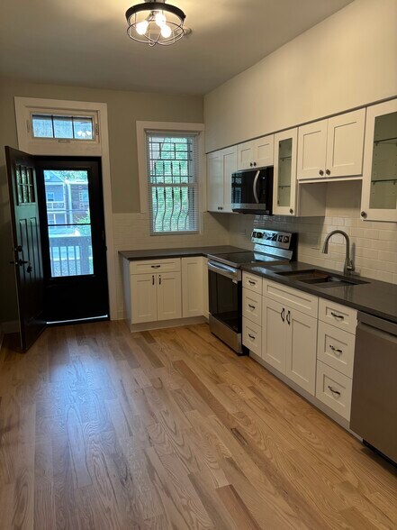 Kitchen 1 - 1429 W Thome Ave