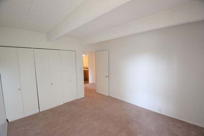 Building Photo - 2 Bedroom Condo Available at The Meadows