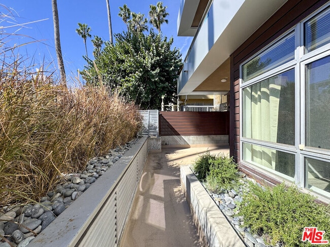 Building Photo - 6001 Carlton Way