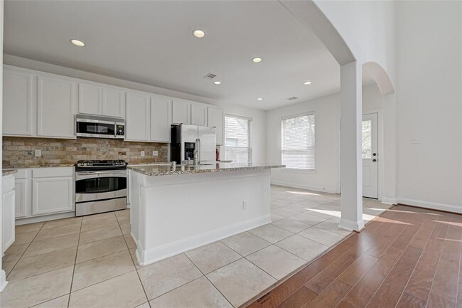 Primary Photo - 71 N Rocky Point Cir