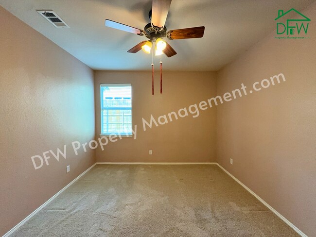 Building Photo - Elegant and Spacious 5-Bedroom Home for Lease in Fort Worth