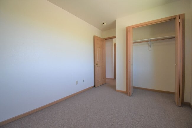 Building Photo - 3Bed 1.5Ba Townhouse with GARAGE! Great Location!