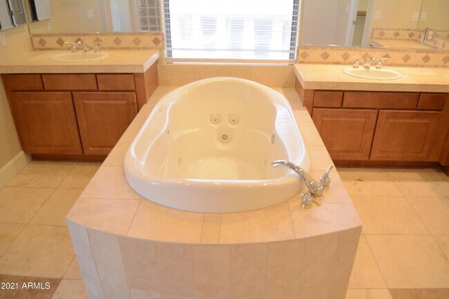 Building Photo - 7637 E Calle De Las Brisas