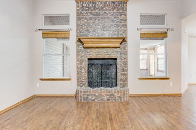Building Photo - Beautiful 3-Bedroom / 2-Bathroom home in Yukon!