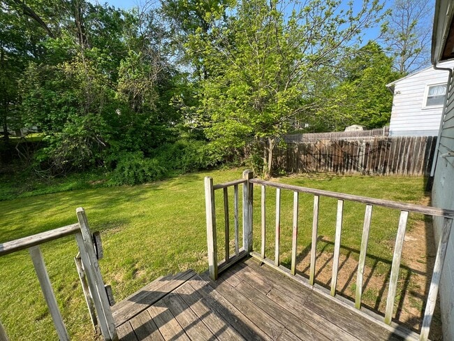 Building Photo - Nice 3 bedroom bi level with garage