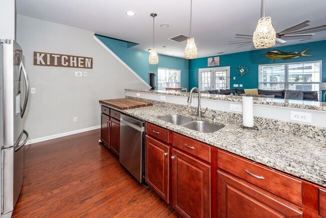 Building Photo - 4 Bedroom, 2.5 Bathroom Home in Brownswood...