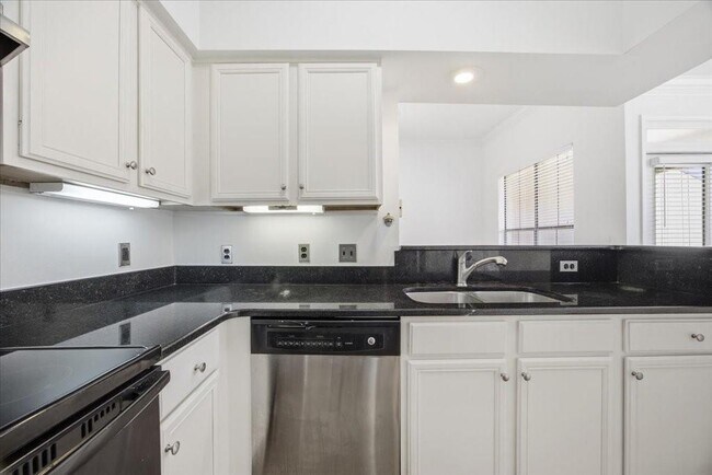 Building Photo - 3777 Peachtree Rd NE