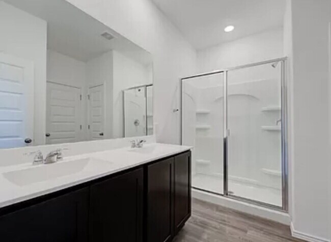 Building Photo - "Spacious 3-Bedroom Gem with 2 Full Baths ...