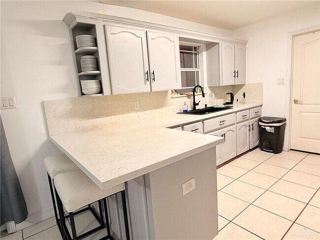 Building Photo - 19 West Dr