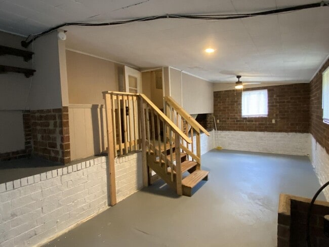 Building Photo - Cute two bedroom house in quiet neighborhood