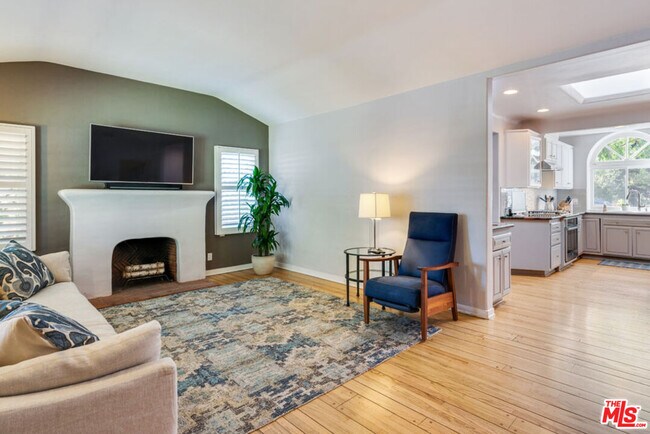 Building Photo - 10933 Ayres Ave
