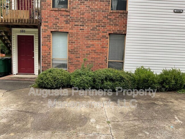 Building Photo - 1546 Hamilton Dr