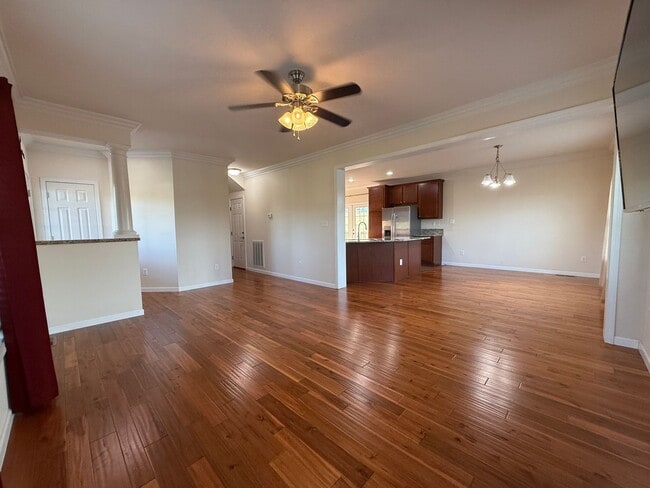 Building Photo - 3 Bedroom 3.5 Bathroom Home Located in Greeneville, TN