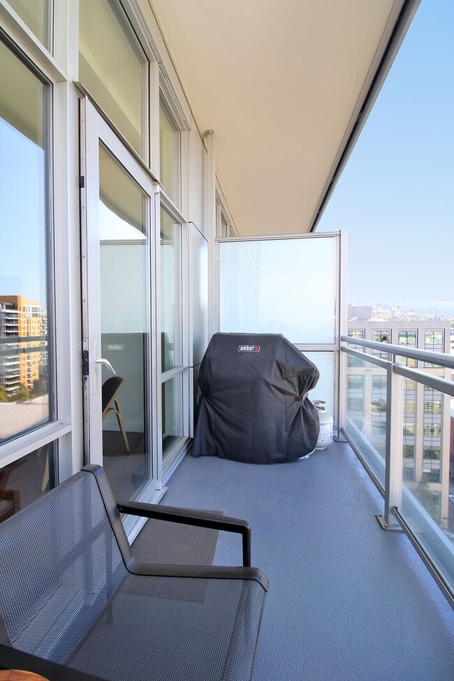 Building Photo - Luxury in the Heart of the Pearl – FULLY F...