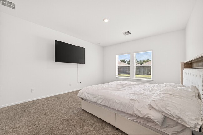 Building Photo - 5442 Pinetree Cres Ln