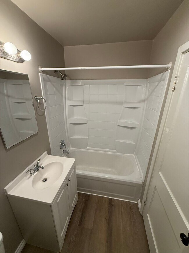 Building Photo - l914