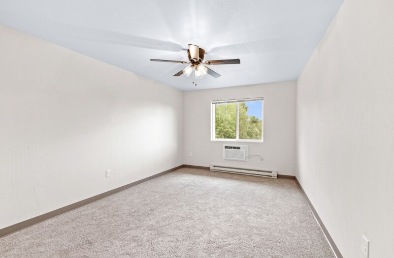 Building Photo - 352 Deschane Ave