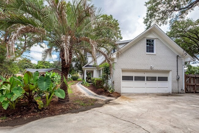 Building Photo - 6 Bedroom, 2.5 Bath House in Drayton on th...
