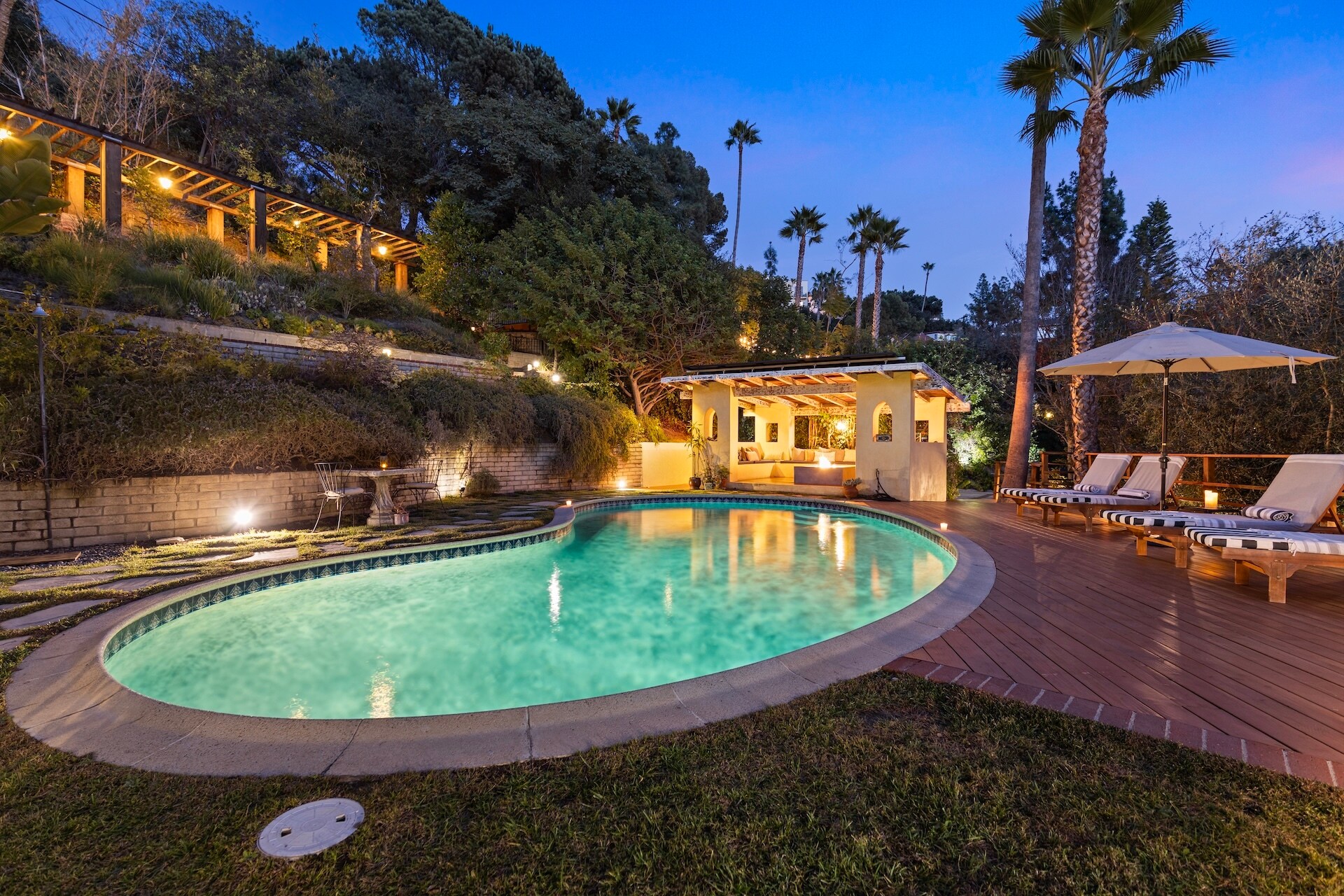 Building Photo - 2856 Glendower Ave