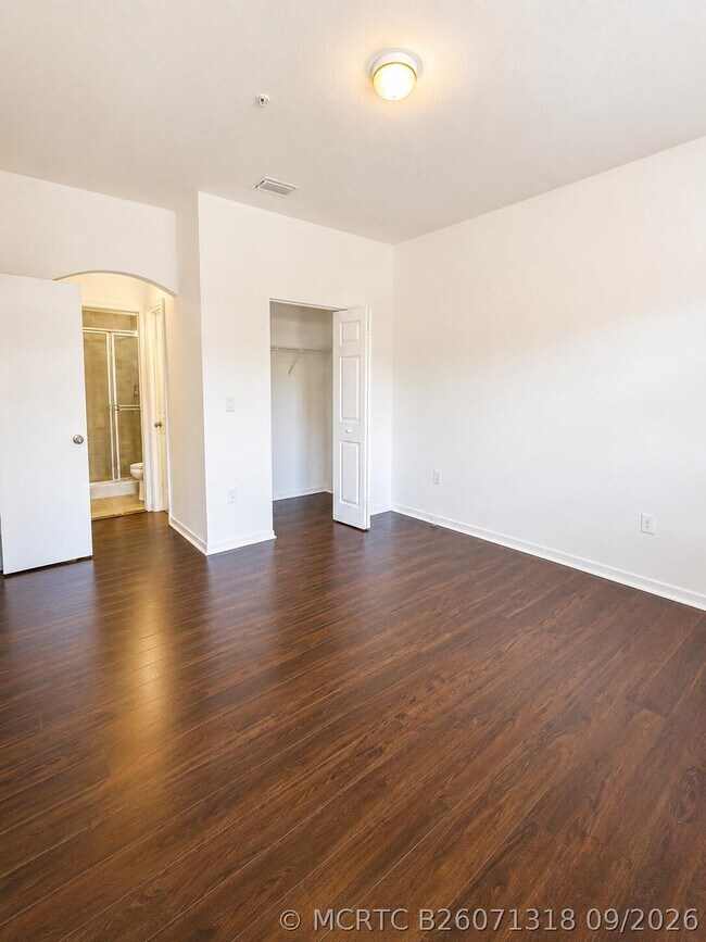 Building Photo - 906 SW 143rd Ave
