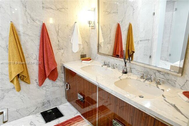 Building Photo - 15701 Collins Ave