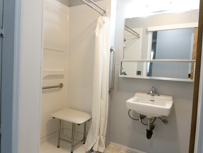 Full Bath - 6613 E 10th Ave