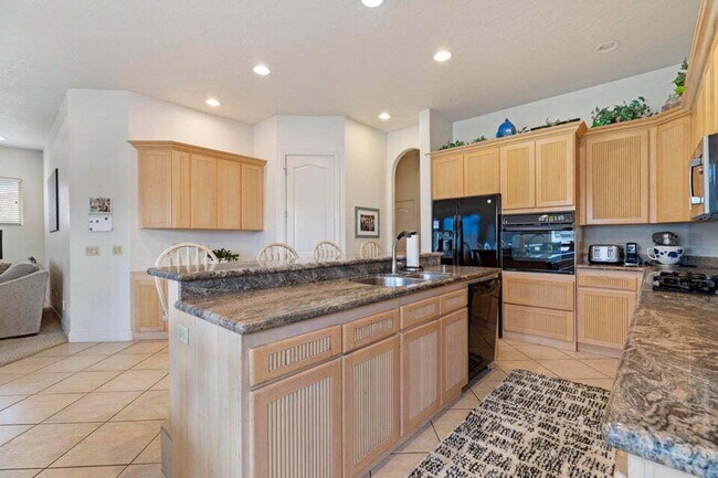 Building Photo - Spacious 5 bed 3 bath with large back yard.